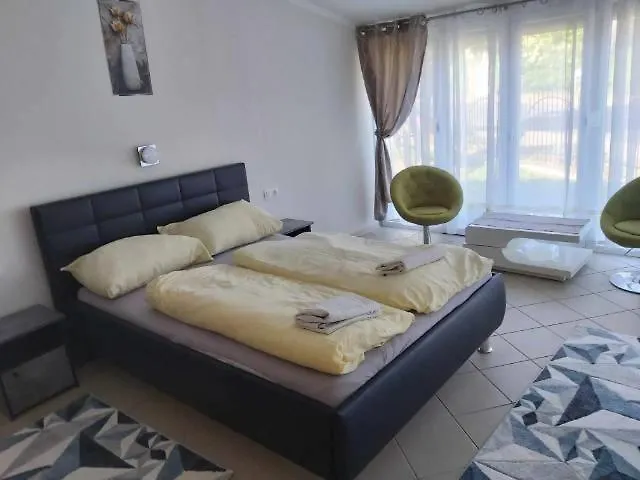 Hullam Apartment *